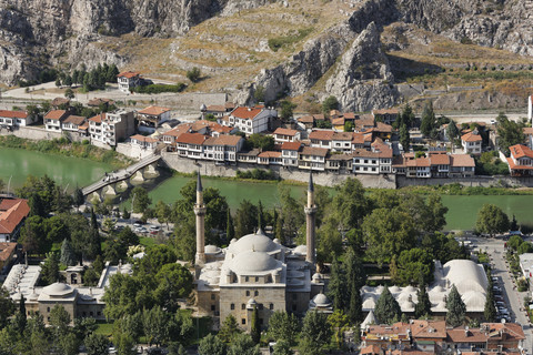 Türkei, Schwarzmeerregion, Amasya, Sultan Beyazit Moschee am Fluss Yesilirmak, lizenzfreies Stockfoto