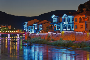 Turkey, Black Sea Region, Amasya, Ottoman houses at river Yesilirmak at night - SIEF006028