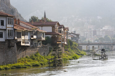 Türkei, Schwarzmeerregion, Amasya, Osmanische Häuser am Fluss Yesilirmak - SIEF006030