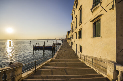 Italien, Venetien, Venedig, Stadtteil Cannaregio, Uferpromenade bei Sonnenuntergang - THAF000607