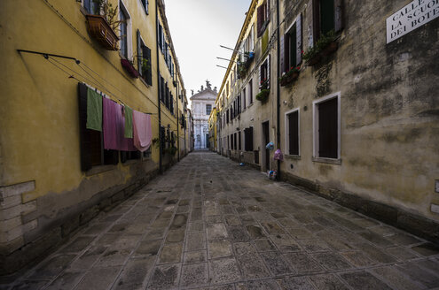 Italien, Venetien, Venedig, Stadtteil Cannaregio, Häuserzeile in einer Gasse - THAF000609