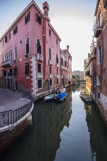 Italien, Venetien, Venedig, Stadtteil Cannaregio, Häuserzeile am Kanal - THAF000612