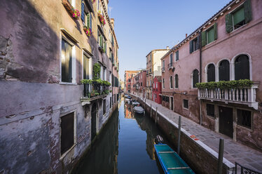 Italy, Veneto, Venice, Cannaregio District, Row of houses by the canal - THAF000613