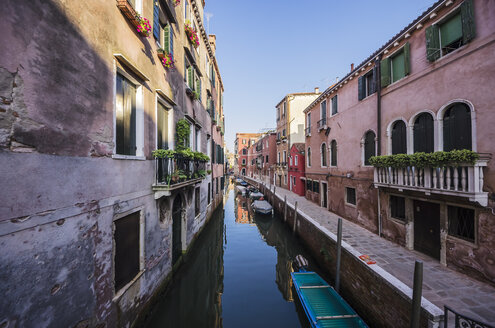 Italien, Venetien, Venedig, Stadtteil Cannaregio, Häuserzeile am Kanal - THAF000613