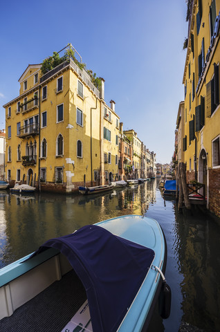 Italien, Venetien, Venedig, Stadtteil Cannaregio, Häuserzeile am Kanal, Boot, lizenzfreies Stockfoto
