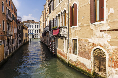 Italien, Venetien, Venedig, Stadtteil Cannaregio, Häuserzeile am Kanal - THAF000616