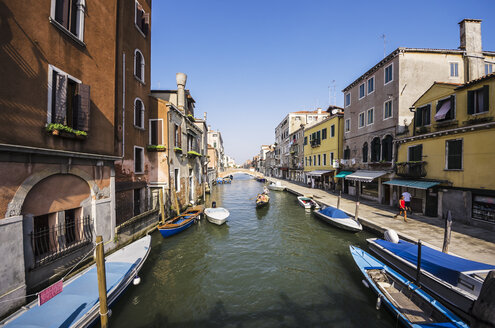 Italien, Venetien, Venedig, Stadtteil Cannaregio, Häuserzeile am Kanal - THAF000617