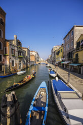 Italien, Venetien, Venedig, Kanal im Stadtteil Cannaregio, Gondel - THAF000618
