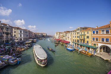 Italien, Venetien, Venedig, Kanal mit Ausflugsboot - THA000619