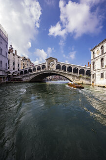 Italien, Venetien, Venedig, Canal Grande und Rialto-Brücke - THAF000620