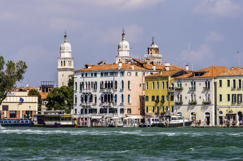 Italien, Venetien, Venedig, Giudecca, Häuserzeile am Kanal - THAF000625