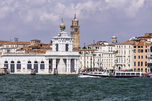 Italien, Venetien, Venedig, Giudecca, Kanal mit Ausflugsboot - THAF000680
