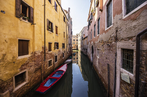 Italien, Venetien, Venedig, Stadtteil Cannaregio, Häuserzeile am Kanal - THAF000626