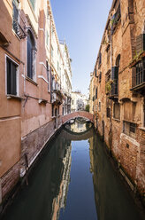 Italien, Venetien, Venedig, Stadtteil Cannaregio, Häuserzeile und Brücke - THAF000627