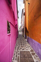 Italy, Veneto, Venice, Burano, Colourful houses and alleyway - THAF000630