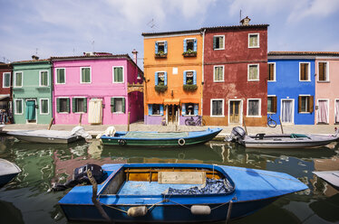 Italien, Venetien, Venedig, Burano, Bunte Häuser am Kanal - THAF000632