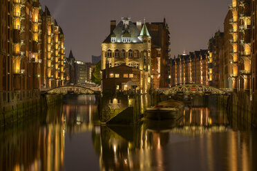 Germany, Hamburg, Wandrahmsfleet at old warehouse district at night - RJF000292