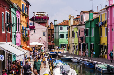 Italien, Venetien, Venedig, Burano, Bunte Häuser und Touristen am Kanal - THAF000687