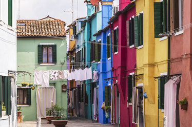 Italy, Veneto, Venice, Burano, Colourful houses - THAF000633