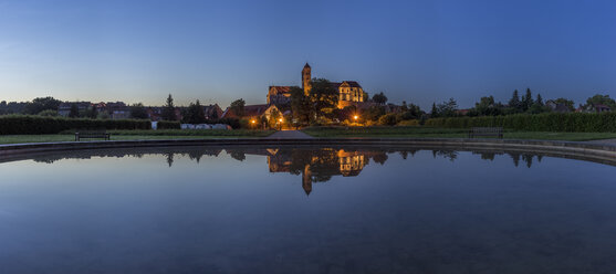 Deutschland, Sachsen-Anhalt, Quedlinburg, Kloster Quedlinburg am Abend - PVCF000110