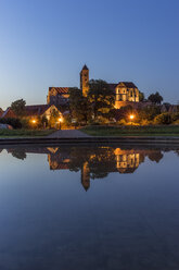 Deutschland, Sachsen-Anhalt, Quedlinburg, Kloster Quedlinburg am Abend - PVCF000113