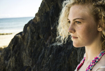 Porträt eines Teenagers am Strand mit Blick in die Ferne - UUF002045