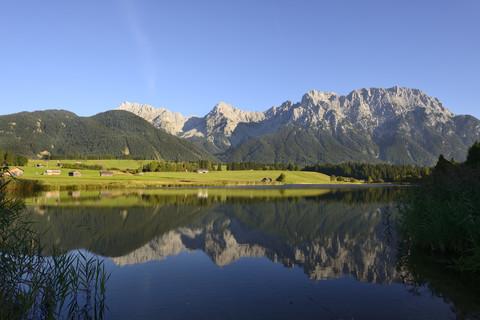 Deutschland, Bayern, Oberbayern, bei Klais, Schmalsee mit Karwendelgebirge im Hintergrund, lizenzfreies Stockfoto