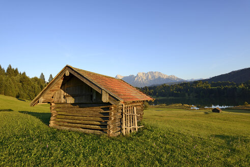 Deutschland, Bayern, Oberbayern, Werdenfelser Land, Krün, Scheune am Geroldsee - LHF000414