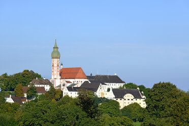 Deutschland, Bayern, Oberbayern, Ansicht des Klosters Andechs - LHF000416