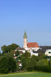 Deutschland, Bayern, Oberbayern, Ansicht des Klosters Andechs - LHF000417