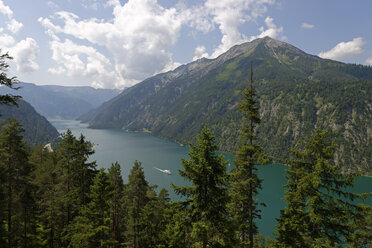 Austria, Tyrol, Achensee, Unnuetz with Seekarspitze - LBF000963