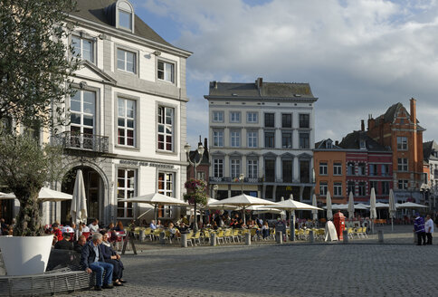 Belgien, Provinz Hennegau, Mons, Cafés und Restaurants auf dem zentralen Platz - LBF000965