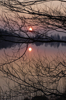 Deutschland, Bayern, Sonnenuntergang am Stallauer Weiher bei Bad Heilbrunn - LB000966