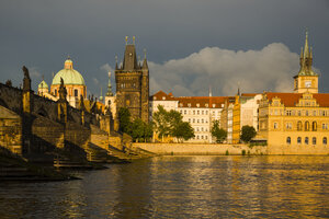 Tschechien, Prag, Karlsbrücke, Altstädter Brückenturm und Bedrich-Smetana-Museum am Abend - WGF000474