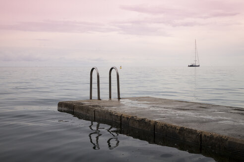 Slowenien, Piran, Blick auf den Badesteg in der Dämmerung - WIF001110