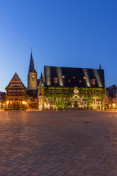 Deutschland, Sachsen-Anhalt, Quedlinburg, Rathaus bei Nacht - PVCF000115