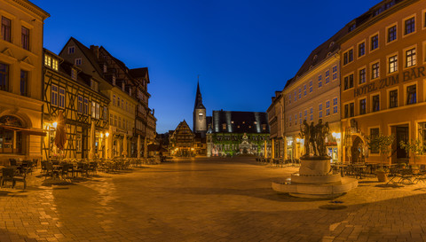 Deutschland, Sachsen-Anhalt, Quedlinburg, Marktplatz mit Springbrunnen bei Nacht, lizenzfreies Stockfoto