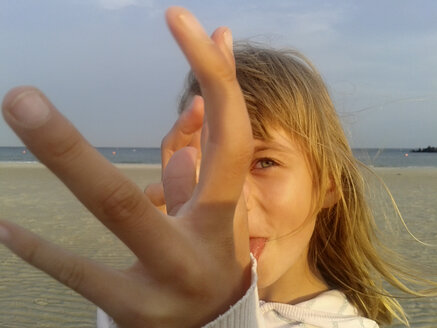 Mädchen am Strand, Düne Helgoland, Deutschland - BFRF000511