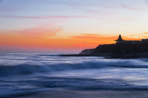 USA, Kalifornien, Santa Cruz County, Big Sur, Pazifischer Ozean, Natural Bridges State Beach bei Sonnenuntergang - FOF007256