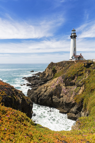 USA, Kalifornien, Big Sur, Pazifikküste, National Scenic Byway, Blick auf Pigeon Point Lighthouse, lizenzfreies Stockfoto