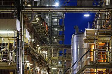 Germany, Minden, chemical plant at night - HOHF001063