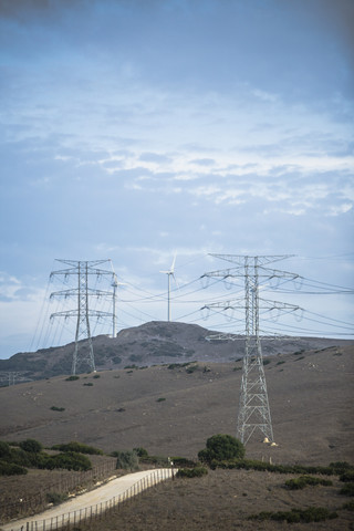 Spanien, Andalusien, Tarifa, Windpark und Strommasten, lizenzfreies Stockfoto