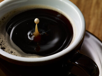 Ein Tropfen Milch in einer Tasse Kaffee - SRSF000519