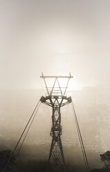 Gibraltar, Seilbahn im Nebel - KB000193