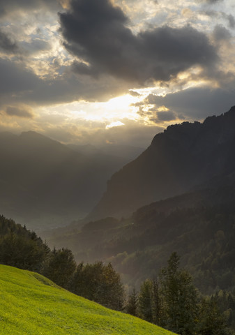 Schweiz, Kanton Schwyz, Muotatal, Sonnenuntergang, lizenzfreies Stockfoto