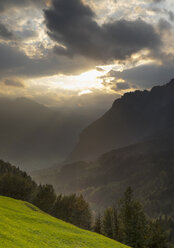 Schweiz, Kanton Schwyz, Muotatal, Sonnenuntergang - HLF000738