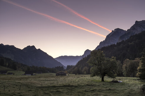 Schweiz, Kanton Glarus, Klöntal, Sonnenuntergang bei Richisau - HLF000744