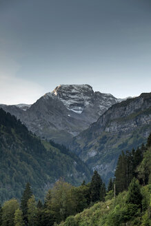 Schweiz, Kanton Glarus, Klöntal, Blick auf Silberen im Morgenlicht - HLF000740