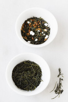 Schalen mit Genmaicha und Sencha auf weißem Hintergrund - EVGF000940