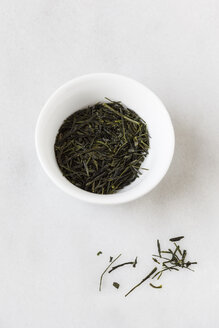 Schale mit Sencha auf weißem Hintergrund - EVGF000941